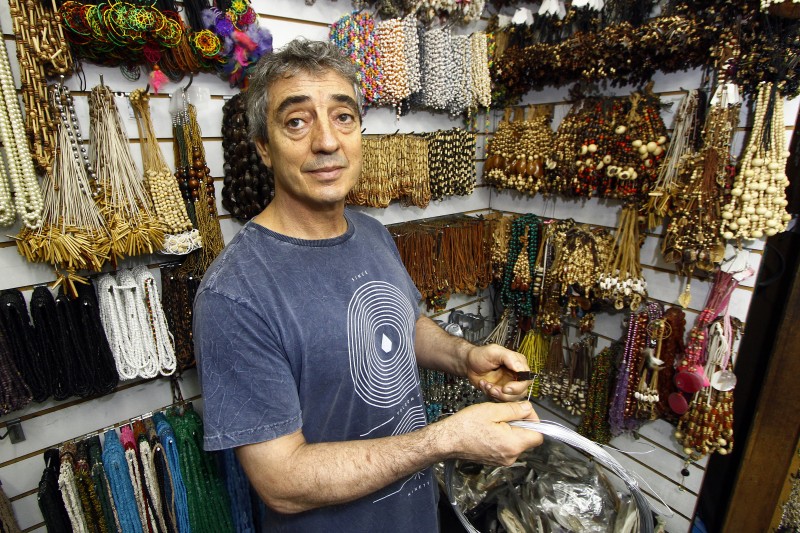 Joel Melo come&ccedil;ou no artesanato aos 10 anos. Quando adulto, percebeu a oportunidade de se tornar fornecedor de materiais, por isso abriu loja na Volunt&aacute;rios da P&aacute;tria Foto: MARCELO G. RIBEIRO/JC