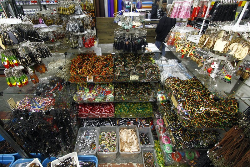  Entrevista com Joel Melo, propriet&aacute;rio do Atacado S&oacute; Arte, que vende bijouterias e materiais para artesanato    na foto: detalhes da loja   Foto: MARCELO G. RIBEIRO/JC