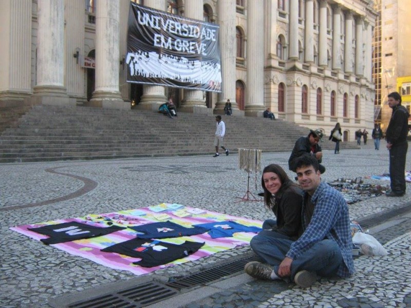 A dupla no primeiro mochil&atilde;o, quando ela trabalhava com estampas Foto: Arquivo pessoal/Divulga&ccedil;&atilde;o/JC