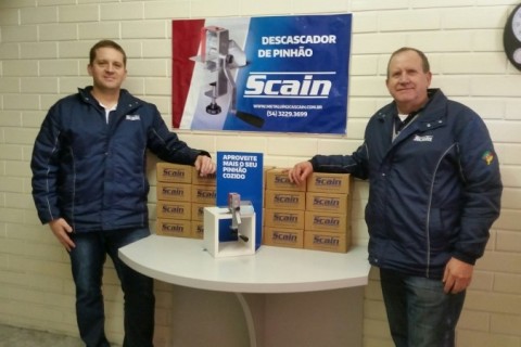 Daniel Scain (&agrave; dir.) e Jos&eacute; Carlos Scain: previs&atilde;o &eacute; de 5 mil descascadores vendidos nesta temporada