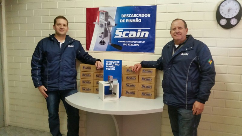 Empresa de José Carlos Scain (d) e do filho Daniel criou a solução Foto: METALÚRGICA SCAIN/DIVULGAÇÃO/JC
