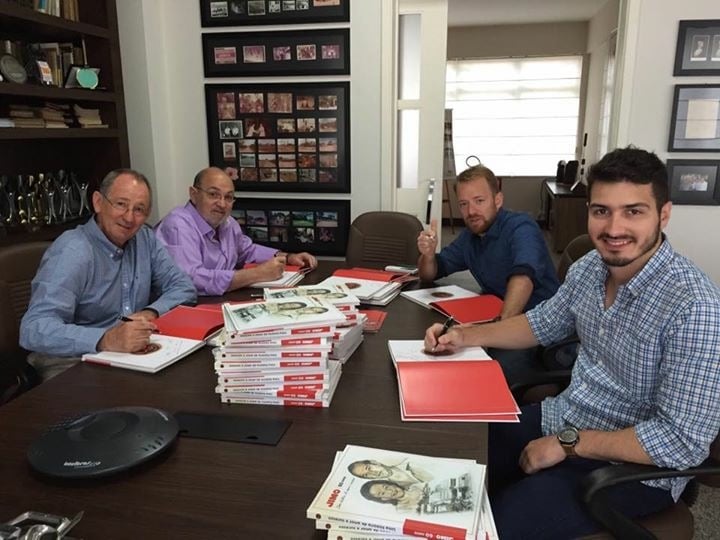 Luiz, Julio, Felipe e André Morandi na sessão de autógrafos do livro comemorativo em 2016