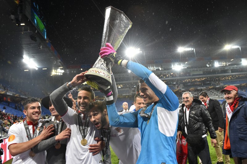 O goleiro David Soria (d) ergue o troféu e comemora título com companheiros de equipe