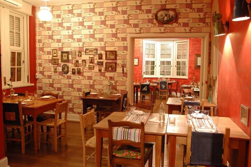 Ambiente simpático aguarda o cliente que chega ao restaurante no bairro Moinhos de Vento