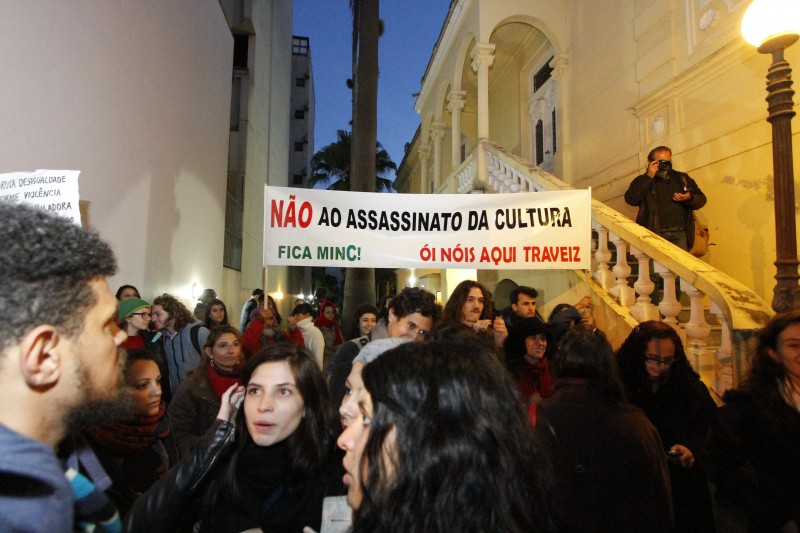 Dezenas de pessoas se instalaram no pátio ao lado do prédio-sede, com faixas e muita música 