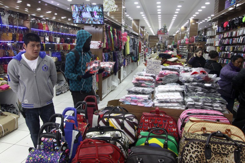 Loja Mirelle com chineses na Rua da Praia em Porto Alegre