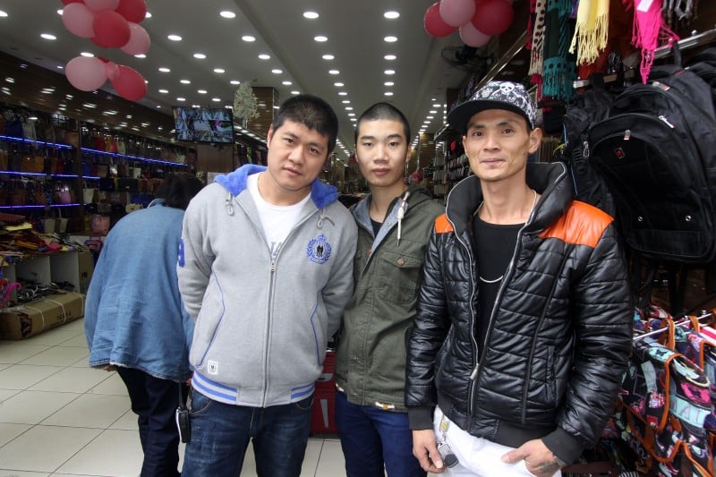 Loja Mirelle com chineses na Rua da Praia em Porto Alegre