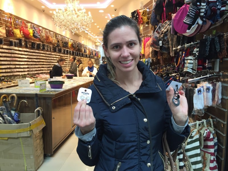 Loja Mirelle com chineses na Rua da Praia em Porto Alegre