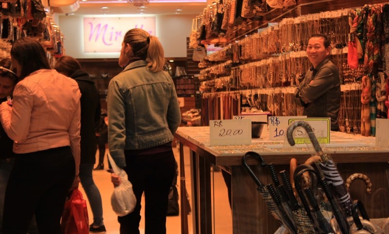 Loja Mirelle com chineses na Rua da Praia em Porto Alegre
