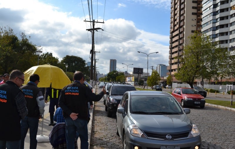 Barreiras para fiscalizar pagamento do IPVA ocorreram na avenida Borges de Medeiros em Porto Alegre