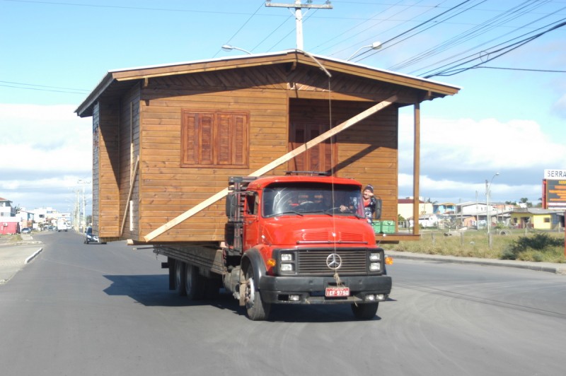 Casa é transportada por caminhão na praia de Capão da Canoa