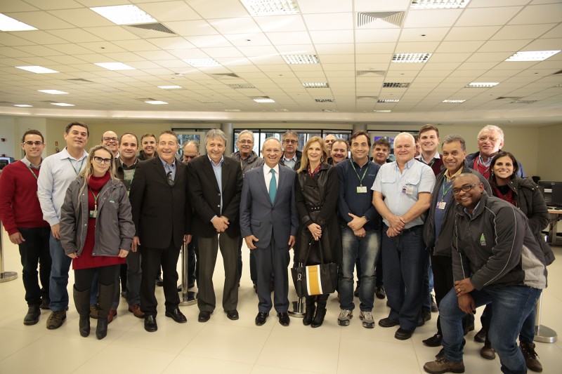 Casa é transportada por caminhão na praia de Capão da Canoa