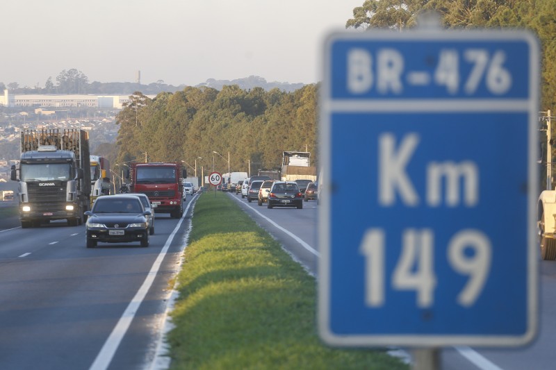 Uma das mais importantes rodovias da região, a BR-476 faz ligação dos estados do Paraná e Santa Catarina