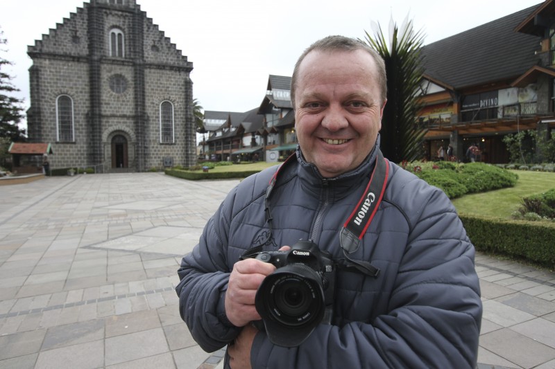 Sandro Seewald leva turistas a locais especiais e registra tudo com sua câmera fotográfica Foto: JONATHAN HECKLER/JC