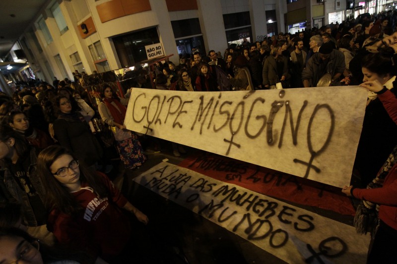 Manifestantes se reuniram no centro de Porto Alegre, segundo organizadores, foram mais de 25 mil pessoas