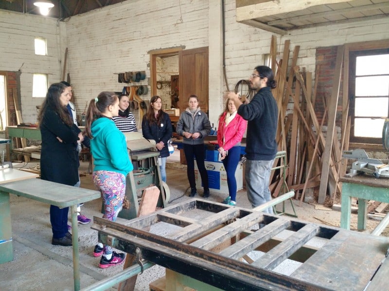 Eduardo Alano conduz workshop de carpintaria (tudo in English!) Foto: Mauro Belo Schneider/Especial/JC