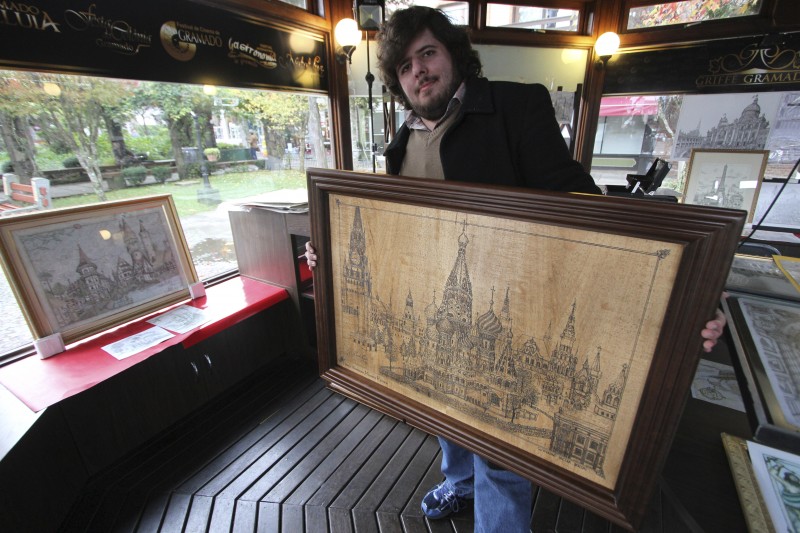 Giovanni est&aacute; expondo diariamente na Pra&ccedil;a Major Nicoletti Foto: JONATHAN HECKLER/JC