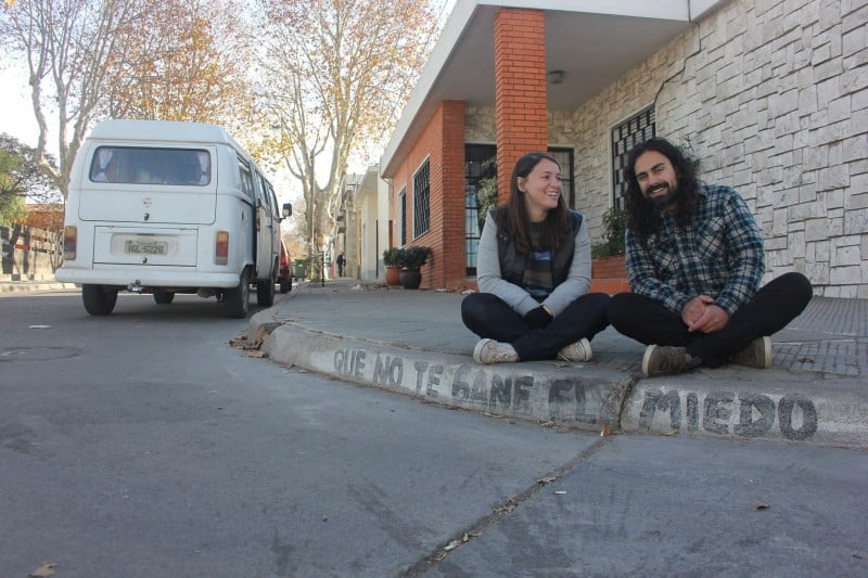 M&ocirc;nica Menguer e Felipe Baierle ganham a vida com vendas de artesanato h&aacute; quatro anos Foto: Fotos arquivo pessoal/Divulga&ccedil;&atilde;o/JC