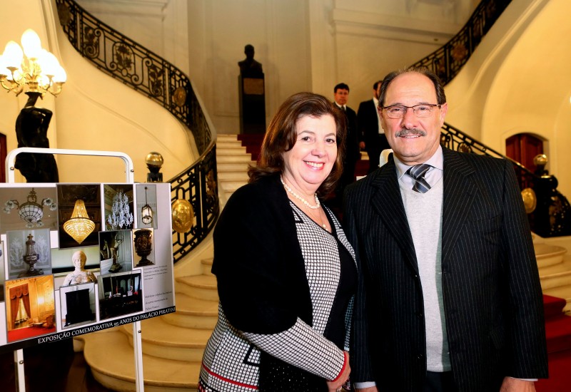 Maria Helena Sartori e o governador José Ivo Sartori na exposição do Palácio Piratini 