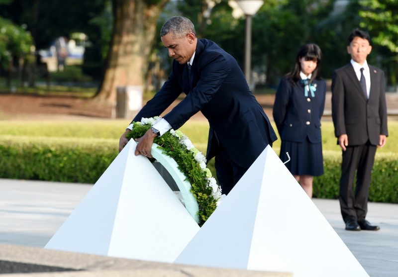 O presidente norte-americano colocou uma coroa de flores no memorial de paz da cidade