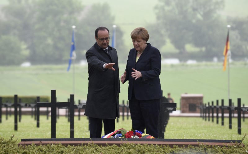 O presidente francês e a chanceler alemã em cerimônia que lembra a batalha sangrenta 
