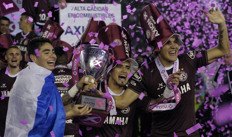 Festa dos jogadores e da torcida do Lanús na decisão da Primeira Divisão argentina