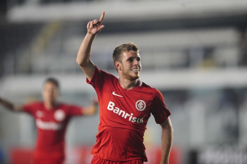 Aylon comemora o gol da vitória na Vila Belmiro