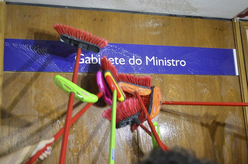 Brasília - Servidores da extinta Controladoria-Geral da União (CGU) realizam ato em que pedem a exoneração imediata do ministro da Transparência, Fiscalização e Controle, Fabiano Silveira (Antonio Cruz/Agência Brasil)