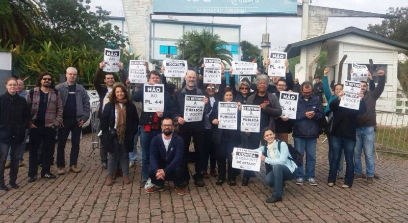 Funcionários realizam ato na sede das emissoras