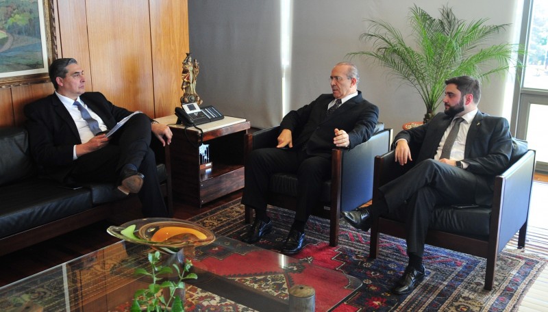 Secretário Feltes (e) se reuniu com o ministro Padilha (c) acompanhado do deputado estadual Gabriel Souza 
