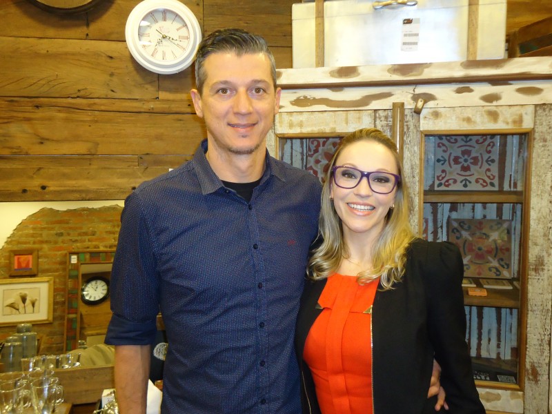 Paulo Eduardo e Cristiane Pacheco na Móveis do Bem 