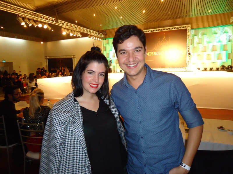 Beleza gaúcha
Vitória Cuervo e Accacio Scarpelinni integraram o júri do concurso 
 
