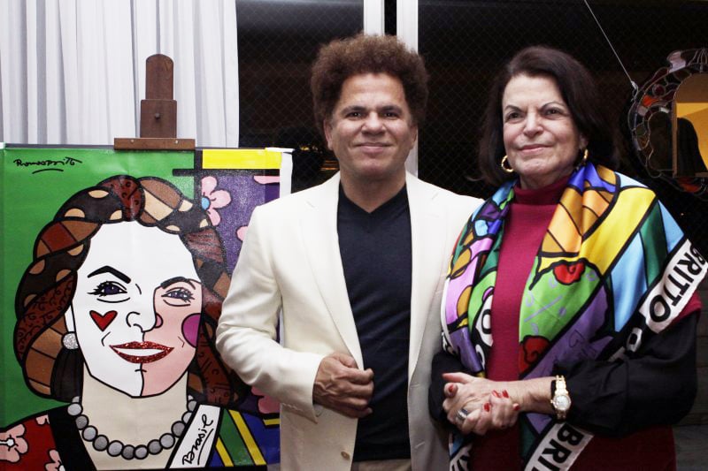O artista Romero Brito com a anfitriã Leda Lucia Camargo  