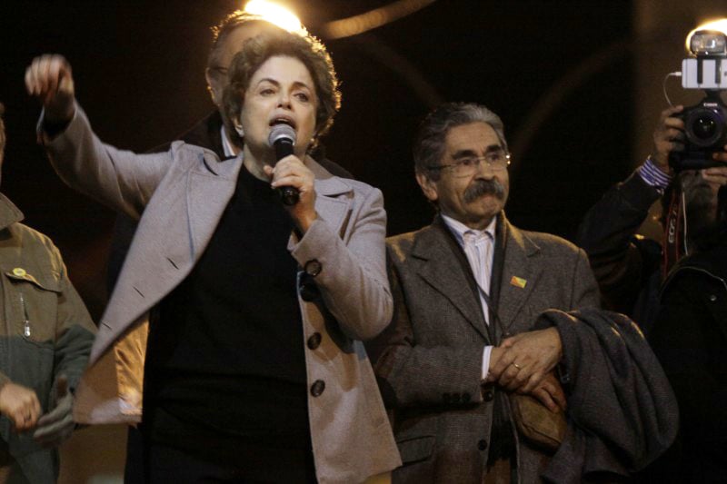 Em ato em Porto Alegre, Dilma também reclamou da medida do governo Temer que restringiu suas viagens aéreas