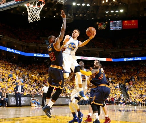 A exigente campanha do Warriors na NBA  causou forte impacto no físico de Curry
