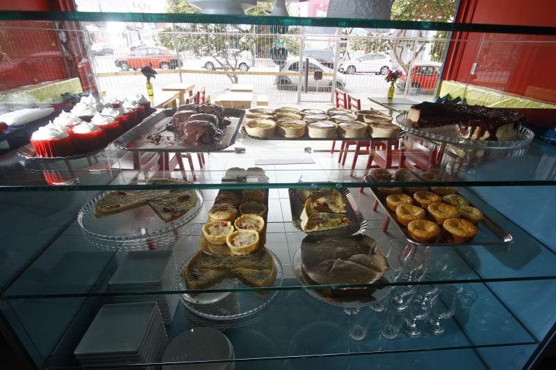 O empreendedor Rodrigo Machado resolveu abrir a cafeteria ap&oacute;s a irm&atilde; desenvolver intoler&acirc;ncias alimentares Foto: FREDY VIEIRA/JC