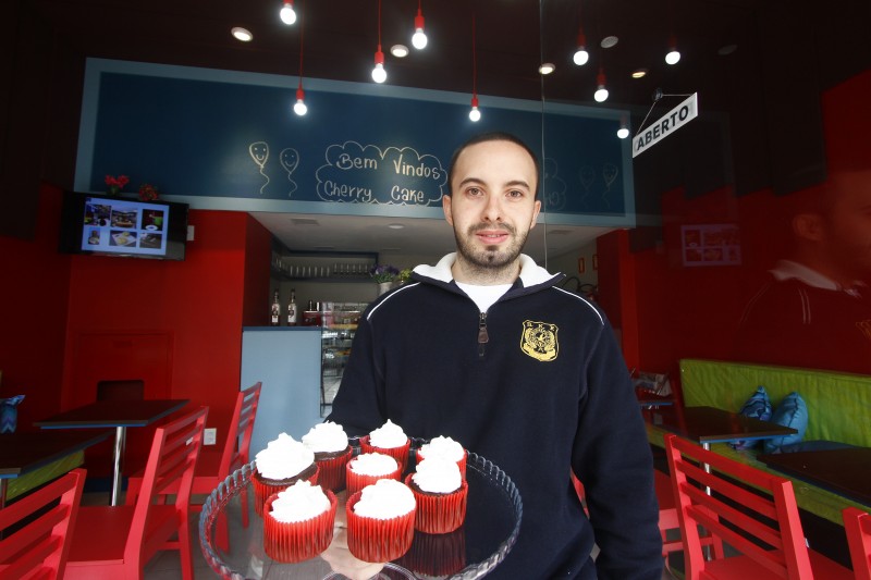 Rodrigo Machado, propriet�rio da Cherry Cake, na rua Santana, abriu em janeiro