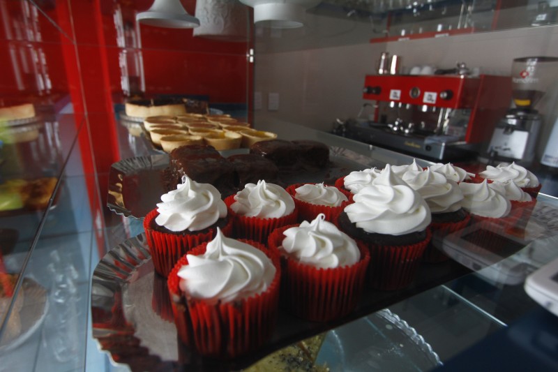  Rodrigo Machado no Cherry Cake, caf&eacute; com op&ccedil;&otilde;es apenas sem gl&uacute;ten nem lactose, na Santana,   Foto: FREDY VIEIRA/JC