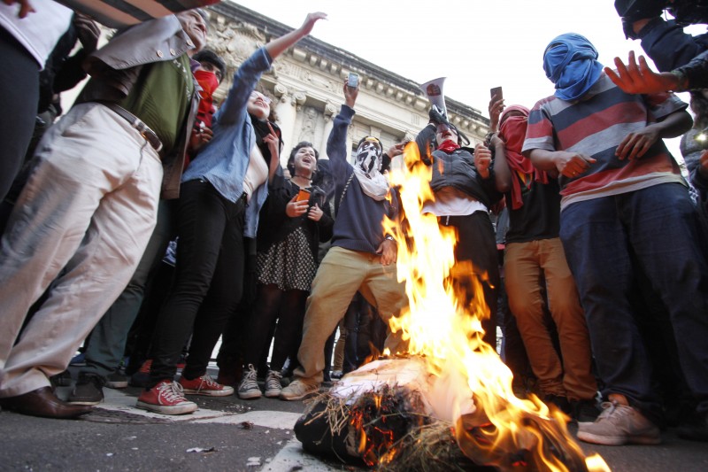 Durante a manifestação, alunos queimaram boneco em frente ao Palácio Piratini 