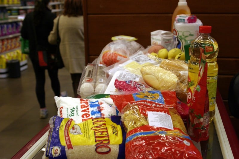Para comprar os 13 alimentos básicos em junho, foi preciso desembolsar R$ 642,31