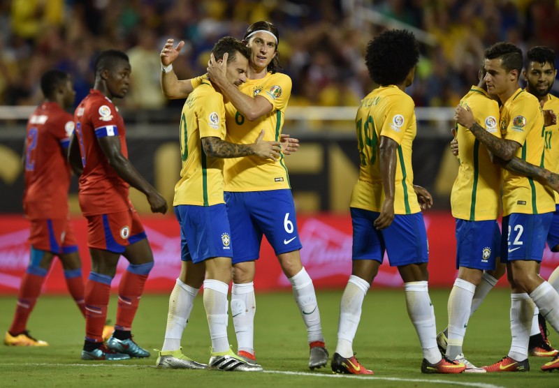 Brasileiros comemoram larga vitória contra os caribenhos