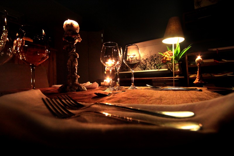 Lorita oferece mesa para apenas um casal, em espaço reservado, a Sala Azul