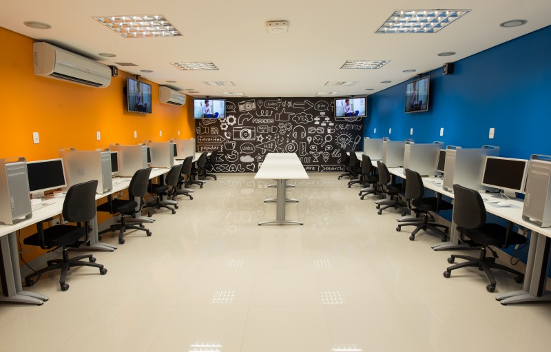 A ESPM-Sul conta com sala para estudo de casos, materioteca, atelier de moda e laboratório multiplataforma (na foto)