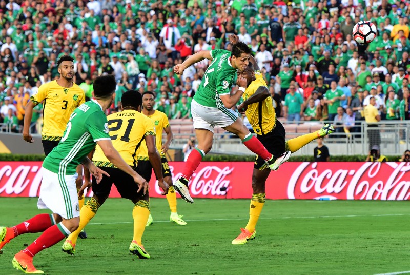 Javier 'Chicharito' Hernandez anota de cabeça o gol mexicano contra os jamaicanos
