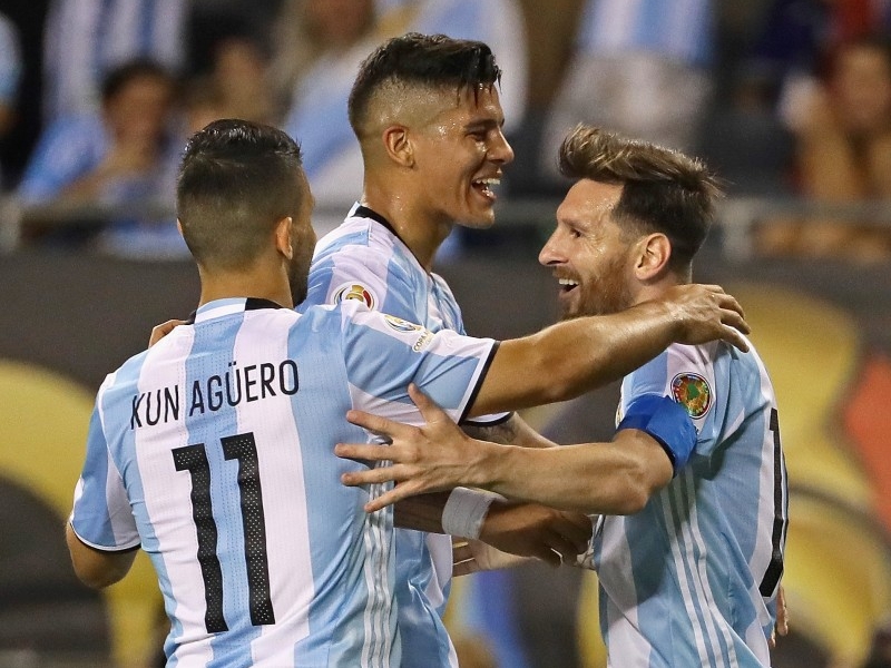 Messi (d) comemora um dos tentos argentinos com companheiros de seleção