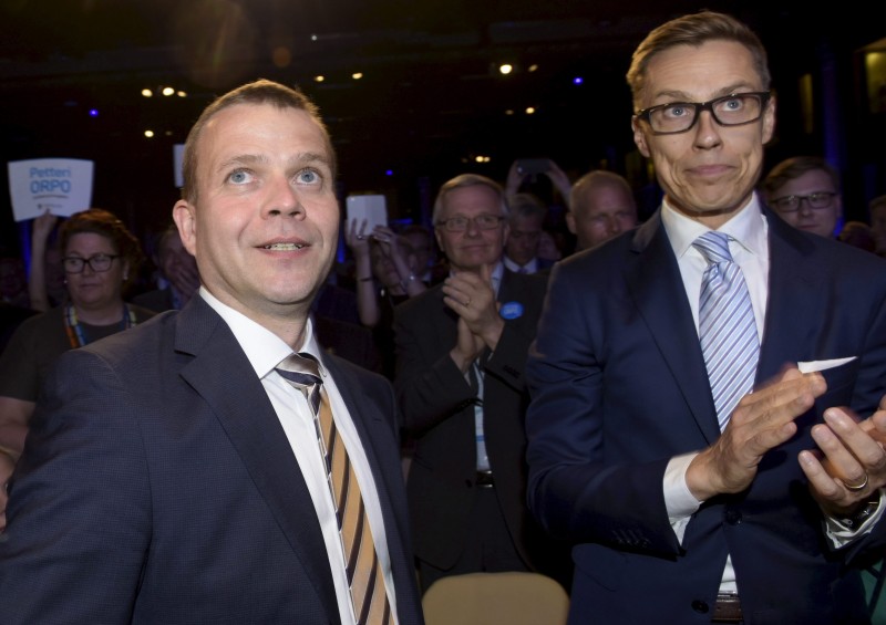 Alexander Stubb (d) perde o posto para Petteri Orpo (e) na reunião do partido Coalizão Nacional, em Lappeenranta