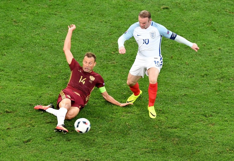 Vasily Berezutskiy e Wayne Rooney (d) disputam a bola na Uefa Euro 2016