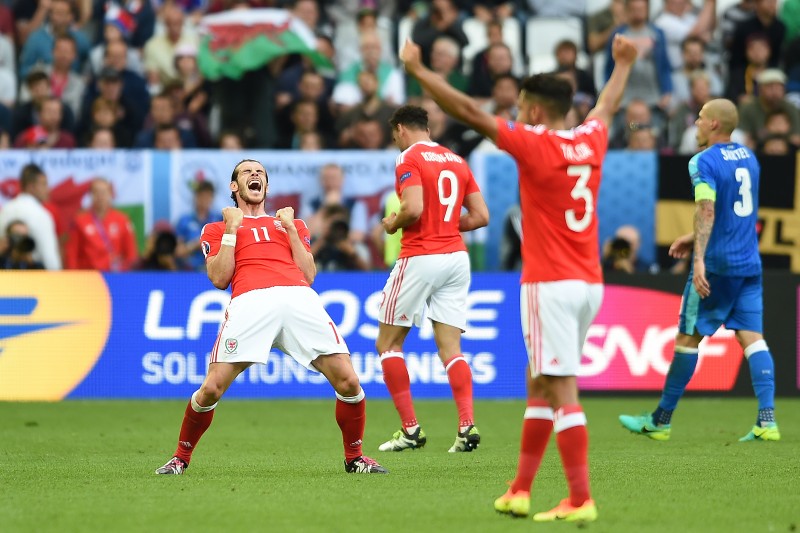 Christian Bale comemora com companheiros galeses a primeira vitória na Uefa Euro 2016