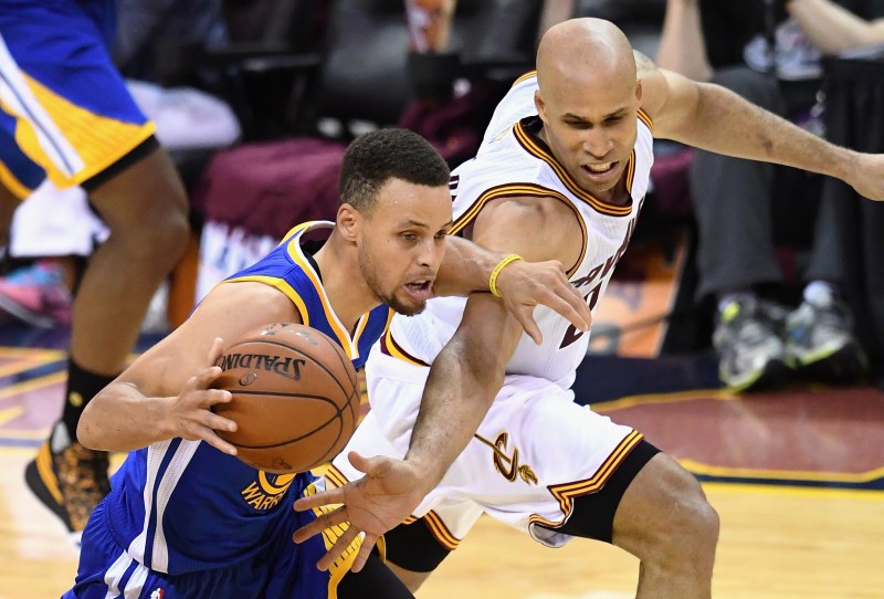 Stephen Curry dribla a marcação de Richard Jefferson