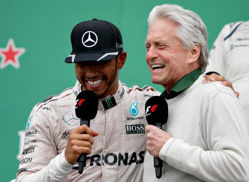 Hamilton comemorou a vitória ao lado do ator Michael Douglas